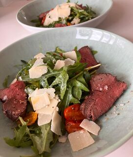 Gäste genießen elegant angerichtete Speisen bei einem Fine Dining Event zuhause