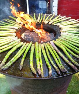 grüner Spargel von der Feuerplatte