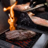 Kleine Hochzeitsgesellschaft feiert mit stilvollem Catering im privaten Rahmen