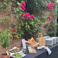 Festlich gedeckter Tisch bei einer privaten Geburtstagsfeier mit Catering-Service