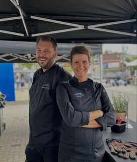 Privatkoch bereitet ein Live-Cooking für Gäste in einer modernen Küche zu