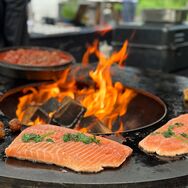 Familie sitzt gemeinsam am Tisch und genießt ein Catering bei einer privaten Feier