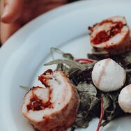 Chefkoch bereitet live Speisen für Gäste bei einem privaten Koch-Erlebnis zu