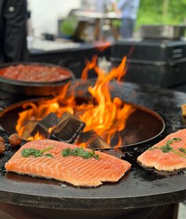 Familie sitzt gemeinsam am Tisch und genießt ein Catering bei einer privaten Feier