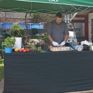 Paar genießt ein romantisches Abendessen bei einem privaten Catering zuhause