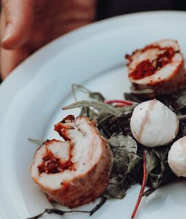 Chefkoch bereitet live Speisen für Gäste bei einem privaten Koch-Erlebnis zu