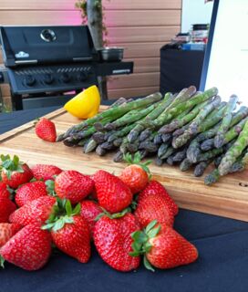 Spargel und Erdbeere auf dem Grill
