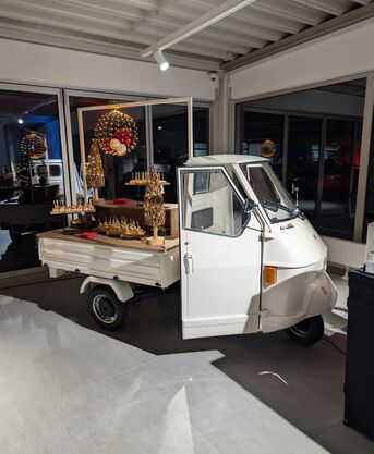 Piaggio Ape als Catering-Station mit Fingerfood bei einer Firmenweihnachtsfeier